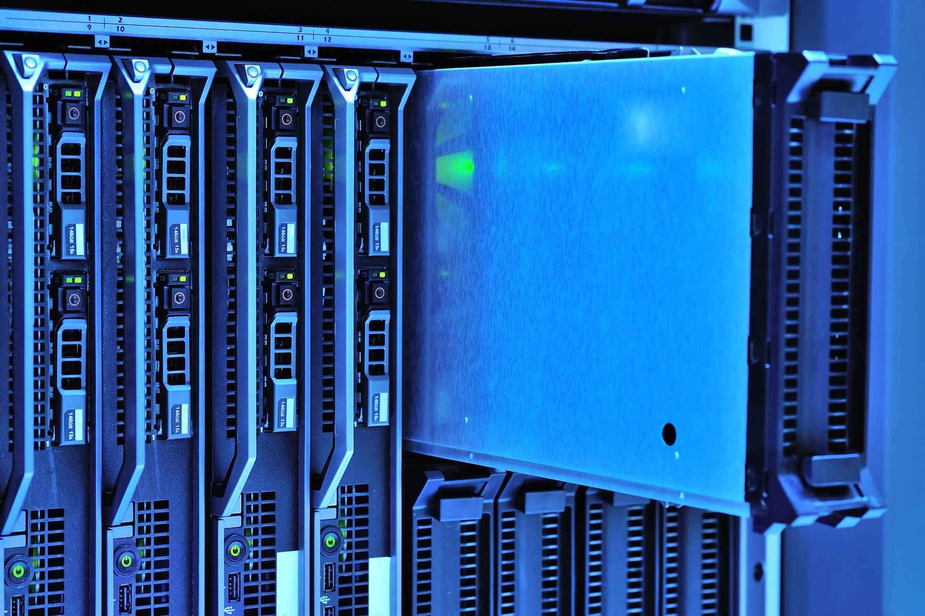 Blade-Server in einem Rack mit grünen Status-LEDs in blauem Licht