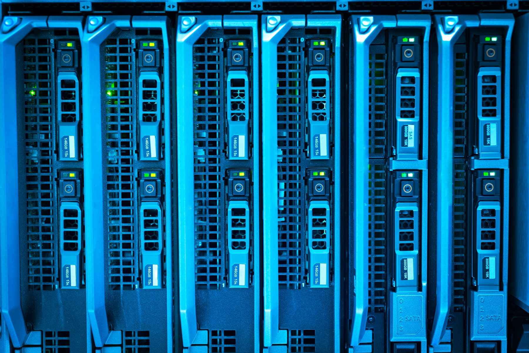 Blade-Server mit Festplatteneinschüben und Status-LEDs in blauem Licht