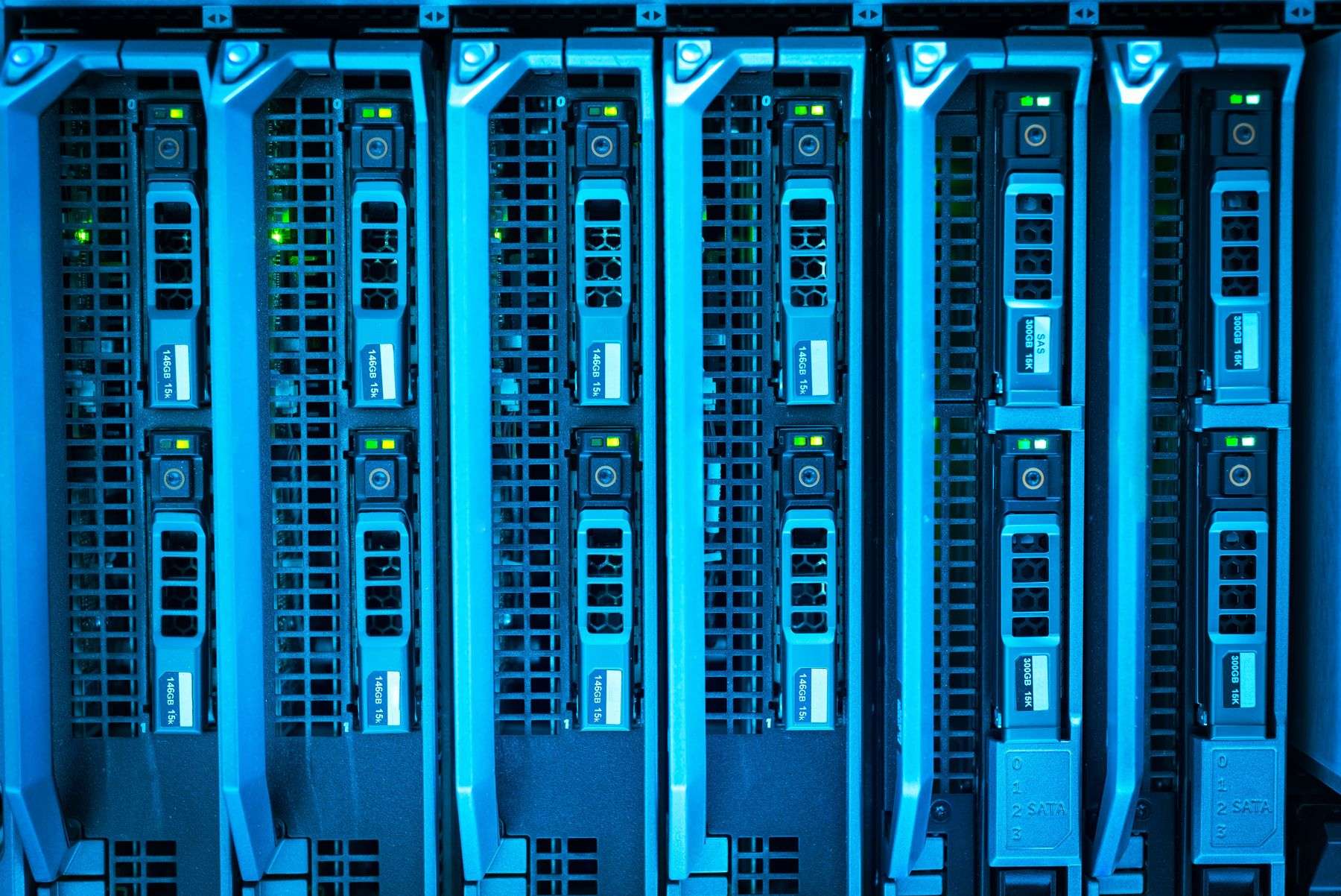 Blade-Server mit Festplatteneinschüben und Status-LEDs