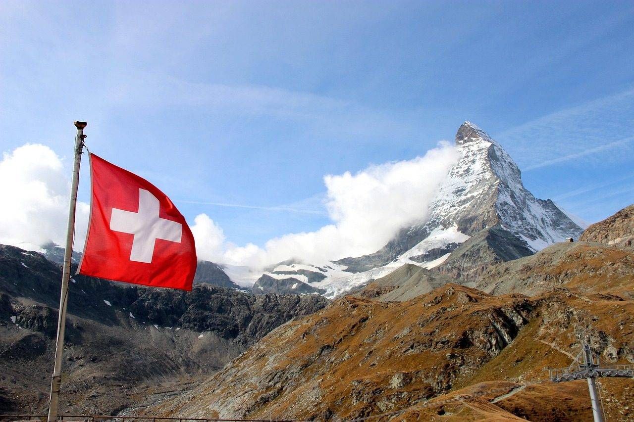 Schweizer Fahne vor dem Matterhorn