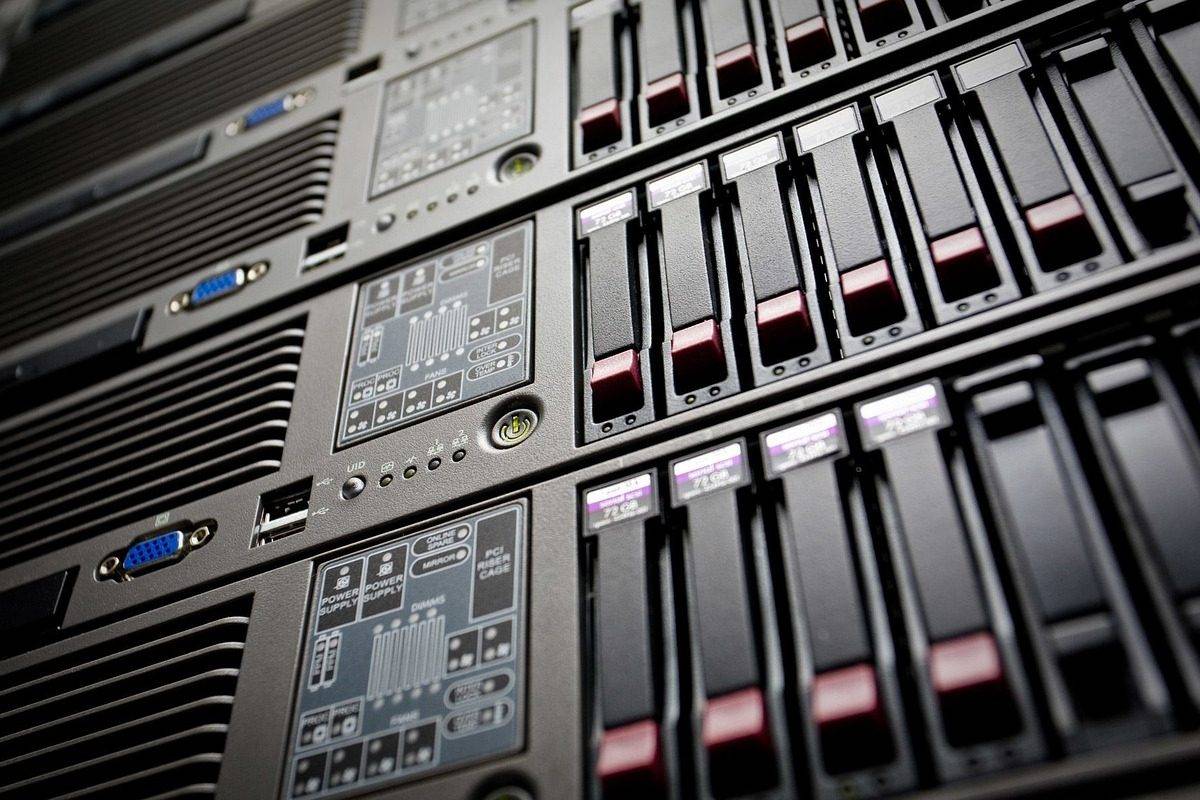 Server mit Festplatteneinschüben in einem Rack