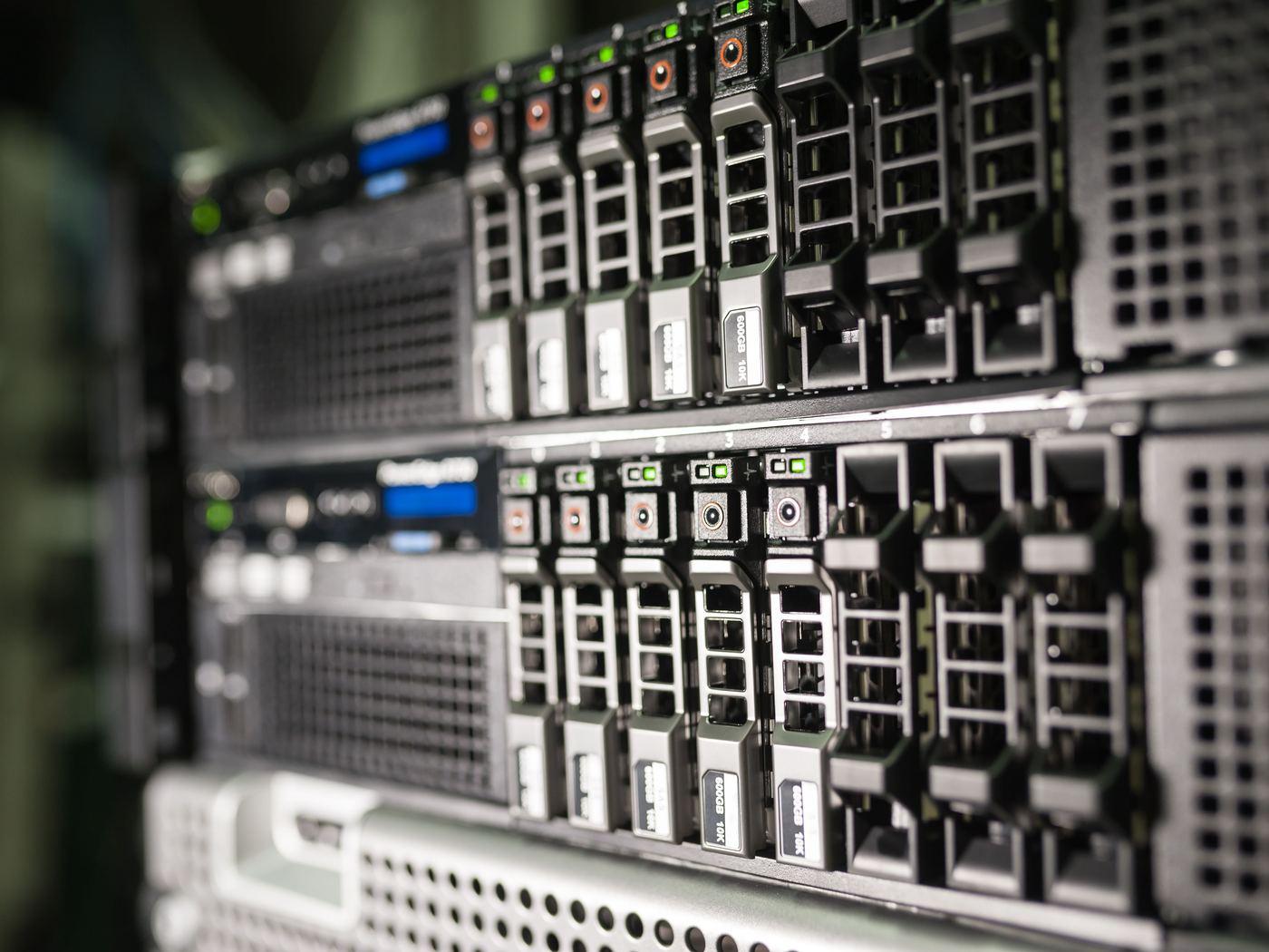 Rack-Server mit Laufwerkseinschüben und Status-LEDs