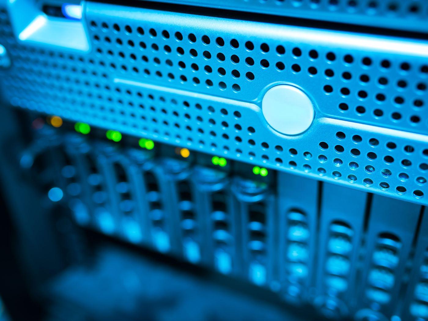 Serverfront mit Lochblech und leuchtenden LEDs in blauem Licht