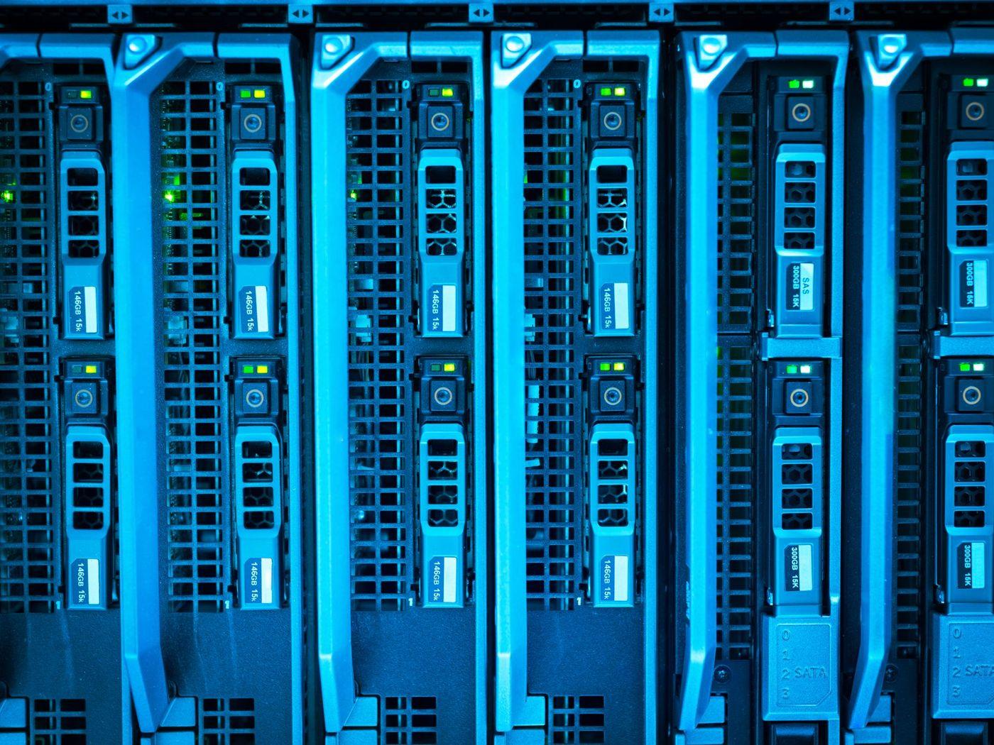 Blade-Server mit Laufwerkseinschüben in blauem Licht
