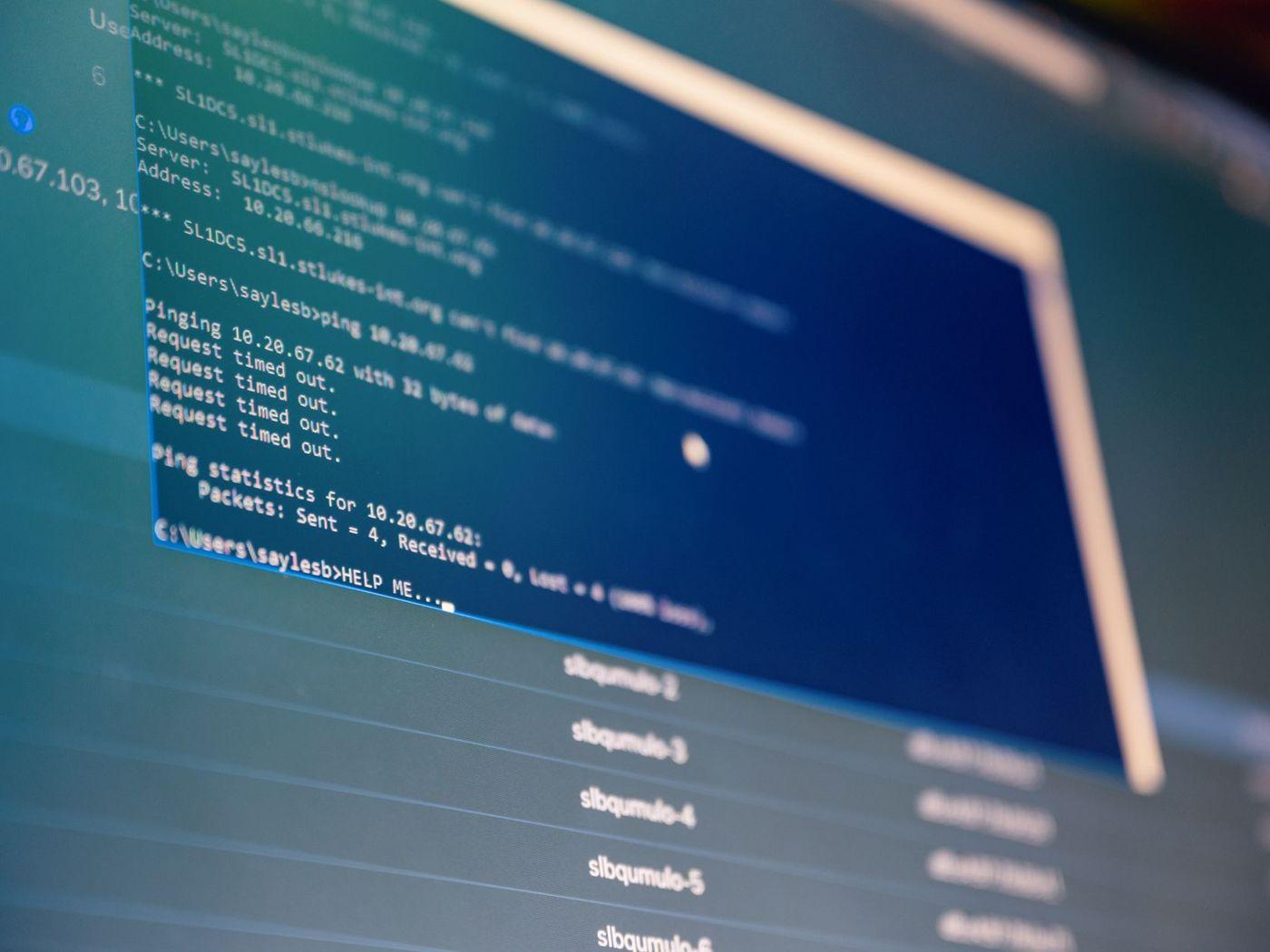 Terminal mit Befehlszeilen-Ausgabe auf einem Bildschirm