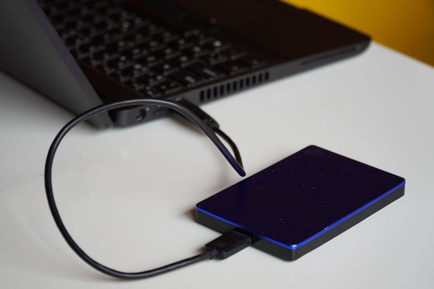 Externe Festplatte an einem Laptop angeschlossen