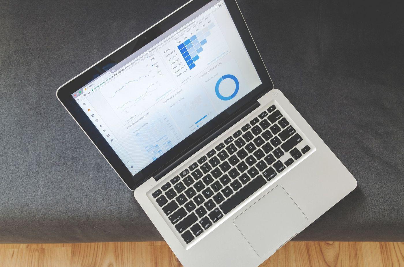 Laptop von oben mit Diagrammen und Auswertungen auf dem Bildschirm