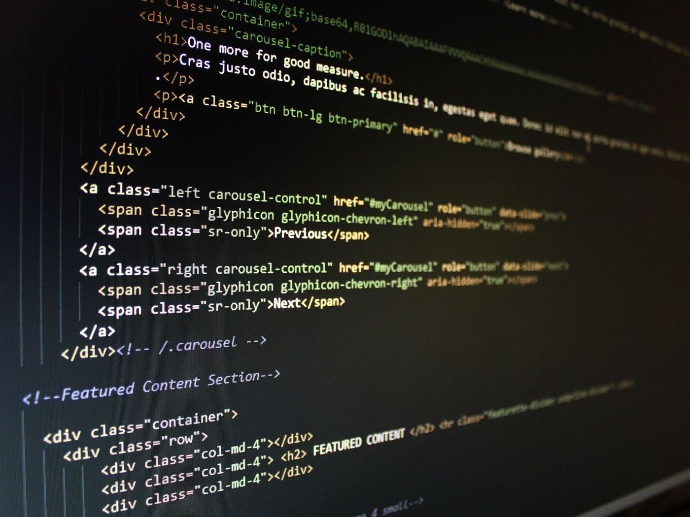HTML-Quellcode auf einem dunklen Bildschirm