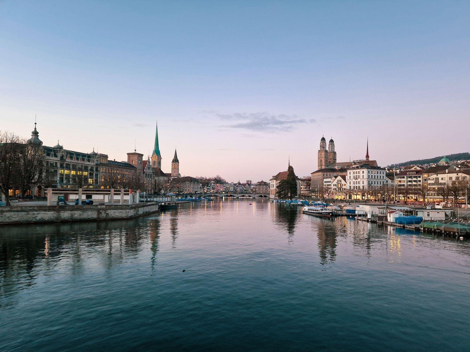 Zürich zur blauen Stunde mit Limmat, Fraumünster und Grossmünster
