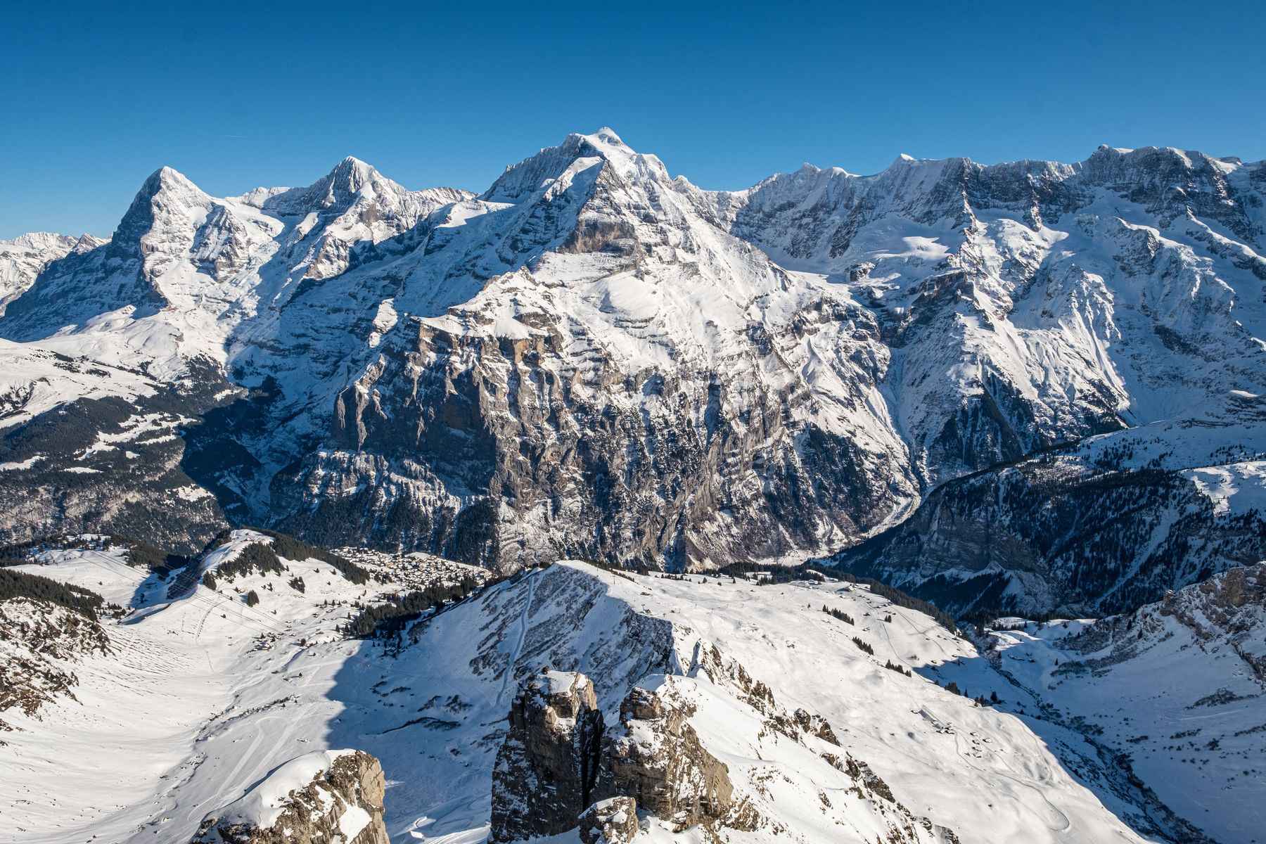 Eiger, Mönch und Jungfrau im Winter unter klarem blauem Himmel