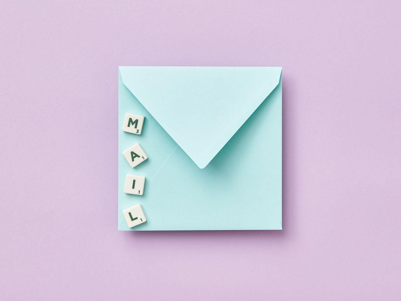 Briefumschlag mit Buchstabensteinen „MAIL“