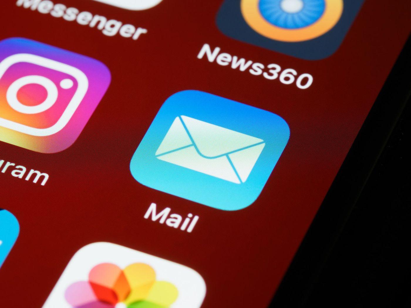 Smartphone-Bildschirm mit Mail-App-Symbol