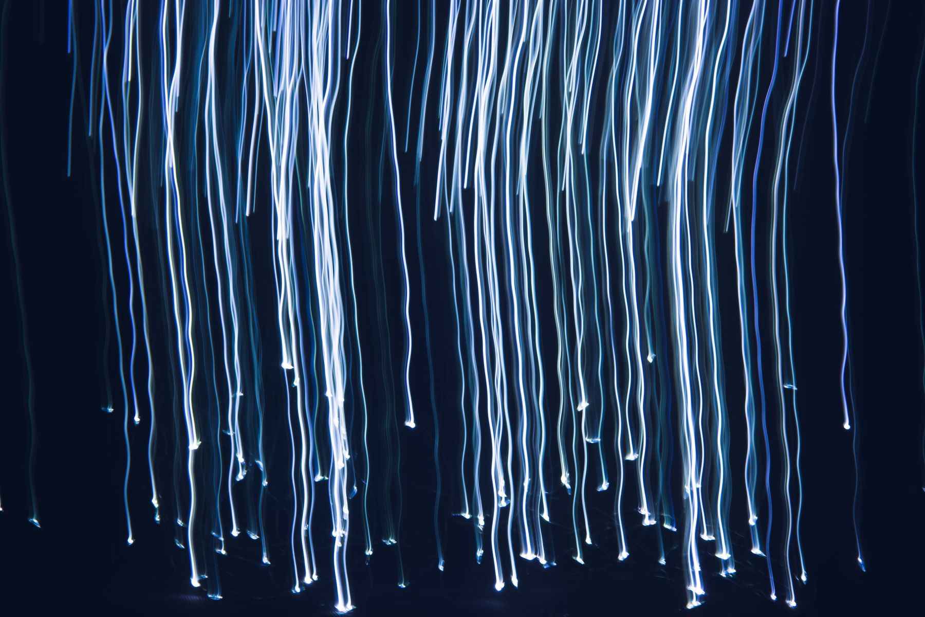Abstrakte blaue Lichtstreifen auf dunklem Hintergrund